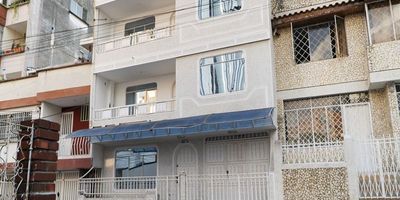 1er piso Antejardín, garaje, sala, comedor, patio, baño, cocina, 2do piso estudio, 3 alcobas, 2 baños, balcón, 3er piso sala, comedor, balcón, cocina, alcoba, baño, zona de ropas, 4to piso bbq, bar, baño, 5to piso alcoba, baño, se está comercializando sin la propiedad registrada, se vende de contado..