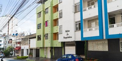 Sala, comedor, terraza, cocina, zona de ropas, alcoba y baño de servicio, 3 baños, 4 alcobas, parqueadero, estrato 4.