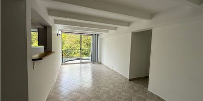 Sala comedor, 3 alcobas + servicio, cocina integral, pisos en cerámica, 2 baños, red de gas, balcón, 2 parqueadero y cuarto útil.

Portería 24 horas, piscina, turco, sauna, salón social, juegos infantiles, zonas verdes.

Cerca del centro comercial el Tesoro, Mall la visitación, sector tranquilo y campestre.
