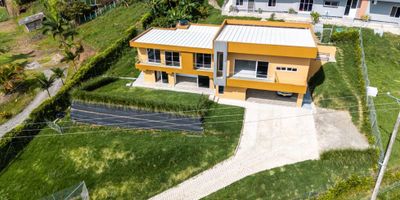 Esta magnífica casa campestre, ubicada en la ciudad de Dosquebradas en Risaralda, es una verdadera joya en medio de la naturaleza. Con una amplia área construida de 272 M2 y una zona privada de 1120 M2, ofrece un espacio ideal para relajarse y disfrutar de la tranquilidad y el confort que solo una casa campestre puede brindar.

La casa cuenta con 4 acogedoras alcobas, lo que garantiza la privacidad y comodidad de todos los habitantes. Además, cuenta con un total de 5 baños, lo que asegura que nunca habrá esperas o inconvenientes a la hora de utilizarlos.

Para aquellos que disfrutan de una cocina moderna y bien equipada, esta casa cuenta con una hermosa cocina integral y una práctica barra estilo americano, perfecta para compartir momentos en familia o con amigos mientras se cocina. También cuenta con una biblioteca/estudio, ideal para aquellos que trabajan desde casa o para quienes simplemente buscan un espacio tranquilo para leer y estudiar.

Pero, sin duda, una de las mayores ventajas de esta casa es su vista panorámica, que permite disfrutar de hermosos atardeceres y una conexión directa con la naturaleza. Además, al estar ubicada en una zona campestre, se garantiza la tranquilidad y seguridad de los habitantes.

En cuanto a sus características externas, esta casa ofrece un acceso pavimentado, lo que facilita la llegada y salida en cualquier tipo de clima. También cuenta con puerta de acceso electrica para mayor comididad , cuenta con un área social, perfecta para realizar reuniones o fiestas al aire libre. Y con 5 garajes, nunca habrá problemas de espacio para los vehículos de la familia o visitas.

 

No pierdas la oportunidad de adquirir esta encantadora casa campestre en Dosquebradas , en una zona de alta valorización. ¡Contáctanos hoy mismo para agendar una cita y conocer de cerca todas sus ventajas y comodidades!
