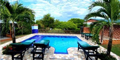 En el municipio de Puerto Triunfo, corregimiento de Doradal, te ofrecemos una hermosa finca con piscina a solo 5 minutos del San Torini  y a 10 minutos del parque principal  disponible para la venta, amplia y lujosa  con una superficie total de 5780 M2, perfecta para quien busca  tranquilidad, comodidad y privacidad. Con una espectacular área construida de 500 M2, esta propiedad ofrece 8 habitaciones y 7 baños perfectamente equipados y listos para habitar.

La finca cuenta con 10 espaciosos garajes, lo que te permitirá aparcar todos tus vehículos sin preocuparte por el espacio.

 

 

 
