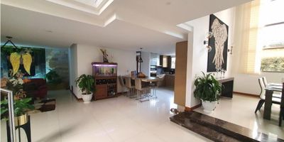 Casa en renta Sabaneta, sector  Las Lomitas, de  467 m2 construidos,  una zona reconocida por su ambiente familiar, tranquilidad y excelente valorización.

La propiedad cuenta con 4 alcobas bien distribuidas , 4 Salas, dispone de 6 baños, turco dentro de la casa, cocina  integral,  patio trasero, y zona verde.

Ubicado en una urbanización cerrada que ofrece unas zonas verdes que te llenan de tranquilidad  portería y circuito cerrado de TV.

Su entorno es privilegiado: cerca de centros comerciales, colegios, universidades, parques, gimnasios  y con acceso rápido a transporte público y vías principales.

¡Una oportunidad única para vivir con calidad en Sabaneta.

Agenda tu cita.

 
