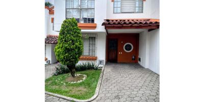 ¡Tu nuevo hogar te espera!  Descubre esta hermosa casa de dos niveles con 128 m² de confort y estilo, ideal para ti y tu familia. En el primer nivel tenemos: Sala comedor amplia y luminosa, cocina integral moderna, baño social, Jardín perfecto para disfrutar del aire libre, zona de ropas y habitación del servicio con baño. En el segundo nivel: habitación principal con vestier y baño privado, dos habitaciones auxiliares con baño compartido yestudio perfecto para trabajar o estudiar.

En el sector encontrarás: Zonas verdes para pasear y relajarte, laUniversidad Tecnológica de Pereira a la vuelta de la esquina, el  Colegios Técnico y Las Franciscanas cerca, restaurantes deliciosos para disfrutar en familia y un excelente servicio de transporte público 


¡No dejes pasar esta oportunidad! Contáctanos y agenda tu cita para conocer tu nuevo hogar. 
