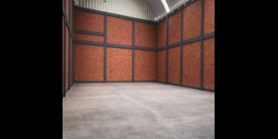 Bodega funcional y moderna dentro de parque industrial en Zipaquirá, con especificaciones técnicas ideales para operaciones logísticas o de producción.
Cuenta con área total construida de 525,93 m², área administrativa de 138 m², y patio de maniobras de 280 m².
Su altura triple, cubierta autoportante, y portón de doble altura facilitan la operación de vehículos de carga.
La bodega dispone de energía trifásica con capacidad de 25 kVA, baños en bodegas y oficinas, y suministro de agua superior a 60.000 m³ mensuales.

Área total: 525,93 m² // Oficinas: 138 m² // Patio de maniobras: 280 m² // Energía: 25 kVA // Altura: triple altura // Cubierta: autoportante // Canon mensual: $19.000.000 + IVA // Suministro de agua: +60.000 m³ mensuales // Ubicación: Zipaquirá
