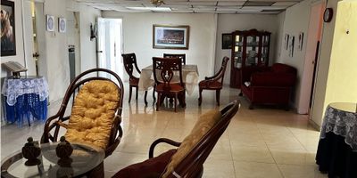 Casa en Venta en el Centro de Villamaría

Excelente oportunidad de inversión por su tamaño y ubicación en el corazón de Villamaría. Ideal para una familia numerosa o para adaptar como negocio por su proximidad a la zona comercial.

Detalles de la Propiedad Esta espaciosa casa unifamiliar de un solo piso cuenta con 110 m2 de área privada. Dispone de seis habitaciones, sala comedor, cocina y un baño completo. Incluye un práctico patio de ropas. Los acabados son en pisos de cerámica y mármol.

La propiedad tiene acceso vehicular y cuenta con servicios de agua, electricidad y gas domiciliario.

Ubicación y Entorno Ubicada en estrato 3, la casa goza de acceso pavimentado y está en una zona residencial con cercanía a centros comerciales, parques cercanos y transporte público. El sector ofrece zonas deportivas como canchas de baloncesto, fútbol y tenis, además de un Centro Médico cercano.

Contáctanos ¿Quieres conocer esta casa de grandes dimensiones en el centro de Villamaría? Escríbenos por WhatsApp para agendar una visita.


 
