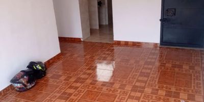 Se vende una propiedad ubicada en el Conjunto Parque Campestre, en la ciudad de Soacha, Cundinamarca. Este inmueble cuenta con 3 habitaciones, 2 baños y una superficie cubierta de 54.94 m². Construido en el año 2014, se encuentra en buen estado de conservación. Además, ofrece servicios como zona de lavandería, portero y zonas verdes. Ubicado en el piso 5, este apartamento de Parque Campestre, ofrece una ubicación conveniente y cercana a diversos servicios. No pierdas la oportunidad de adquirir esta propiedad en una de las zonas residenciales más tranquilas y seguras de la ciudad. ¡Contáctanos para más información!   DXF-198
