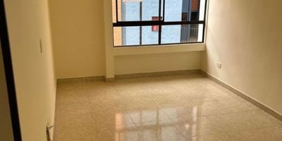 Este apartamento en venta se encuentra ubicado en el Conjunto Residencial Palo Rosa, en el barrio San Bernardino XVIII de Bogotá, Colombia. Con una superficie total de 45.89 metros cuadrados, esta propiedad cuenta con 3 habitaciones y 1 baño. Construido en 2012, el apartamento está situado en el segundo piso y ofrece una cocina integral, cuarto de lavado, closets y un jardín. Además, brinda comodidades como áreas de juegos infantiles, estacionamiento de visitas, seguridad 24 horas y permite mascotas. Su conveniente ubicación lo hace ideal para familias en busca de un hogar acogedor y funcional en un entorno tranquilo y seguro.  DBR-688  
