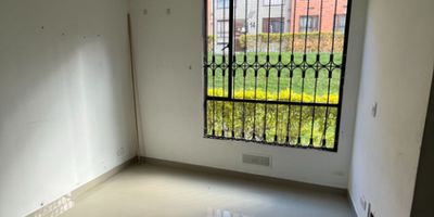 Esta propiedad en venta se encuentra en Ciudad Verde, Soacha. Con una superficie techada y total de 49.63 m², cuenta con 3 habitaciones y 1 baño. Se encuentra en buen estado, tiene zona de ropa, sala-comedor y acceso fácil a escuelas, comercio cercano. Ideal para familias con mascotas. Ubicada en una zona con zonas verdes, esta propiedad tiene un costo de $ 140,000,000 y gastos comunitarios de $ 75,000.   DSM-778
