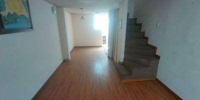 Esta propiedad en venta se encuentra ubicada en el Conjunto Residencial Terragrande, en el barrio de San Mateo en Soacha, Colombia. Esta casa cuenta con 5 habitaciones, 2 baños y una superficie total de 83.83 metros cuadrados. El estado de la propiedad es bueno, con sala, patio de servicio y acceso conveniente a escuelas cercanas. La ubicación de la propiedad ofrece facilidades de transporte y servicios cercanos. Con un precio de venta de $ 240,000,000, esta propiedad representa una oportunidad para aquellos buscando un hogar cómodo y funcional en una zona tranquila de Cundinamarca.   CSV-638
