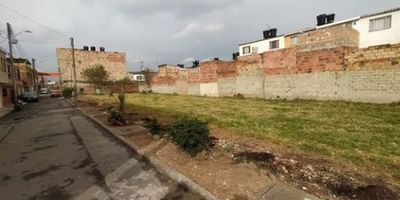 La propiedad en venta se encuentra ubicada en el barrio serrezuelita, de Funza, Cundinamarca. Con una superficie total de 1.111 metros cuadrados, esta propiedad cuenta con espacio de estacionamiento disponible. El estado de la propiedad es bueno, lo que la convierte en una excelente opción para aquellos que buscan adquirir un inmueble con potencial en la zona. Esta propiedad ofrece un amplio espacio para adaptarse a las necesidades de sus futuros propietarios. Con una excelente ubicación, a 8 minutos del centro del pueblo y todos sus papeles al día. Esta propiedad es una oportunidad única en el mercado inmobiliario de la zona.   TFE-296
