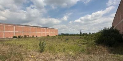 La propiedad en venta se encuentra ubicada en el desarrollo Parque Industrial Galicia, en Funza, Cundinamarca, Colombia. Con una superficie total de 2100 metros cuadrados, este inmueble se encuentra en buen estado y cuenta con zonas verdes. El entorno ofrece un ambiente tranquilo y seguro, ideal para aquellos que buscan un lugar espacioso y bien cuidado. Con gastos mensuales de $ 700,000, esta propiedad es una excelente oportunidad para aquellos que buscan invertir en un lugar con potencial de crecimiento. ¡No pierdas la oportunidad de adquirir esta propiedad en una ubicación privilegiada!   TFC-602
