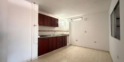 ¡SE RENTA APARTAMENTO INTERNO DE 40 MT2, UBICADO EN EL BARRIO OBREO - BELLO¡ . El inmueble esta en un 3er piso y cuenta con 3 habitaciones, 1 baño cabinado, cocina integral con red de gas, zona de ropas ..