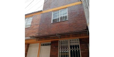 CODIGO : 9550FR581 Hermosa casa en venta en conjunto cerrado , ubicada en la localidad de Fontibon barrio Recodo, en conjunto cerrado de 1200 casas , a pocas cuadras de la calle 13, con paradero de alimentador de transmilenio y sitp al frente del conjunto.

Consta de 3 niveles, 3 habitaciones, 2 baños, sala separada de comedor, cocina integral, zona de lavanderia , parqueadero comunal.

Unico propietario, 22 años de antiguedad, sin ningun gravamen.

Parqueadero comunal

EXCELENTE OPORTUNIDAD DE INVERSION

Valor $175.000.000

Admon $47.000
