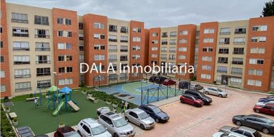 DALA Inmobiliaria vende lindo apartamento en cuarto piso en Chía - Cundinamarca, con agradables acabados, consta de: sala - comedor , cocina integral, zona de lavandería, estudio o tercera alcoba, una alcoba auxiliar con closet, baño auxiliar, alcoba principal con baño privado y walking closet, parqueadero comunal, asignado por la administración, conjunto cerrado, parque infantil, cancha múltiple, salón de juegos, bbq, gimnasio semi-dotado, vigilancia 24 horas, cerca de vías principales y transporte público.

No dejes pasar esta oportunidad única de adquirir el apartamento de tus sueños. Contáctanos hoy mismo y agenda una visita, DALA Inmobiliaria estará encantada de ayudarte en todo el proceso de compra, Si estás buscando inmobiliarias en Chía, somos tu mejor opción. También manejamos Bienes Inmuebles en Cajicá y Cota. Cod 1950 S
