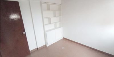 Apartamento en arriendo Belén, Loma de los Bernal. Unidad cerrada, piso 5 SIN ASCENSOR, área de 55mt2, dos alcobas, salón comedor, un baño y parqueadero privado descubierto. La unidad cuenta con portería 24 horas, zonas verdes, cancha deportiva, piscina, minimercado, salón social. (NO SE PERMITE NINGUN TIPO DE MASCOTAS)
