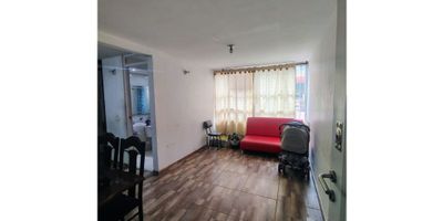Encantador apartamento ubicado en el Conjunto Residencial Ciruelos, sobre la Carrera 6A #36-51, en Soacha. Un sector tranquilo y de fácil acceso, ideal para quienes buscan comodidad y buena ubicación.

El inmueble cuenta con 43 m² distribuidos en 2 habitaciones, 1 baño, sala-comedor, cocina integral y zona de lavado, con excelente aprovechamiento del espacio y buena iluminación natural.

El conjunto ofrece portería 24 horas, zonas verdes, salón comunal y parqueadero comunal, brindando un entorno seguro y familiar.
