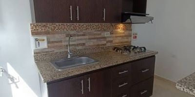  Descubre este espectacular apartamento de 60 m en el codiciado sector de San Antonio de Prado, una oportunidad inigualable para quienes valoran la comodidad, una ubicación estratégica y una excelente calidad de vida. Este hogar, accesible por ascensor, cuenta con dos habitaciones espaciosas, ideales para el descanso familiar, y un baño completo diseñado con un equilibrio perfecto entre funcionalidad y estilo. La cocina, amplia y luminosa, es el espacio perfecto para dar rienda suelta a tu creatividad culinaria.Ubicado en un conjunto cerrado, este apartamento ofrece la máxima seguridad y tranquilidad, complementada con portería las 24 horas. Disfruta de una vida activa y relajada gracias a sus impresionantes amenidades una refrescante piscina, un gimnasio completamente equipado y canchas deportivas. Todo esto en un ambiente sereno y bien conectado, garantizando accesibilidad y una calidad de vida superior. No pierdas la oportunidad de vivir en este oasis urbano. 