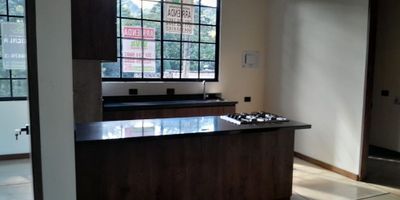 Ubicado en La Ceja, Antioquia, este apartamento ofrece un espacio acogedor y moderno, ideal para disfrutar de una excelente calidad de vida. Su diseño combina comodidad, funcionalidad y estilo, en una de las zonas más tranquilas y exclusivas del municipio.

Con un área total de 76 m², el inmueble cuenta con dos alcobas, dos baños completos, amplio balcón con vista panorámica y una cocina tipo americana que se integra con la sala y el comedor, creando un ambiente luminoso y armonioso.

Su diseño moderno y minimalista permite personalizar cada espacio al gusto de quien lo habite. Además, dispone de todos los servicios básicos —agua, electricidad y acceso a internet— para una vida práctica y confortable.

El sector donde se encuentra se caracteriza por su ambiente residencial tranquilo y seguro, con acceso pavimentado, cercanía a la zona urbana y fácil acceso al transporte público.

Este apartamento es una excelente alternativa para quienes buscan un lugar con buena ubicación, confort y modernidad en el corazón del Oriente Antioqueño.
