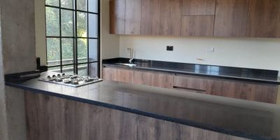 ¡Confort y comodidad en un solo lugar! Este espectacular apartaestudio de 67.30 M2 ubicado en la hermosa ciudad de La Ceja, Antioquia, es el lugar ideal para aquellos que buscan un hogar moderno y práctico. 

El apartaestudio cuenta con 1 alcoba y 1 baño, perfecto para una persona o una pareja que busca un estilo de vida cómodo y sencillo. El baño auxiliar añade un toque adicional de comodidad para los invitados o para aquellos momentos en los que se necesite un espacio extra para el cuidado personal.

Entre sus características internas, se encuentran una cocina integral moderna y completamente equipada, ideal para los amantes de la gastronomía que disfrutan de preparar deliciosas comidas en casa. El balcón es perfecto para relajarse mientras se admira la vista panorámica que ofrece La Ceja y sus alrededores. También cuenta con los servicios de agua y electricidad para una estadía sin preocupaciones, y una zona de lavandería que facilita las labores del hogar.

Ahora bien, si hablamos de sus características externas, este apartaestudio está ubicado en una zona social donde se puede disfrutar de un ambiente tranquilo y familiar. Con una ubicación cercana a la zona urbana, se tienen a disposición diferentes comercios y servicios para cubrir todas las necesidades del día a día. Además, su proximidad a parques y zonas verdes ofrece la posibilidad de disfrutar de un espacio al aire libre y de la naturaleza. El transporte público cercano lo convierte en un lugar cómodo y accesible para moverse por la ciudad, y su ubicación en una zona residencial garantiza tranquilidad y seguridad para todos los residentes.

No pierdas la oportunidad de disfrutar de esta maravillosa propiedad en La Ceja. Contáctanos y vive la experiencia de tener un hogar acogedor y funcional en una de las mejores zonas de Antioquia.

¡Te esperamos!
