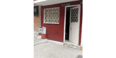 Descubre esta acogedora casa bifamiliar ubicada en la Urbanización Aurora 2, en Usme. Con un área total de 56.72 m², esta propiedad ofrece tres habitaciones, un baño, sala comedor y una terraza ideal para disfrutar del aire libre o adaptar según tus necesidades.

Se recibe pago en efectivo, no subsidios, no permuta.