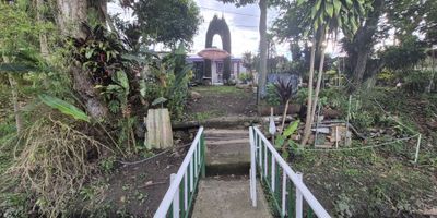 codigo 9563FR317

? Venta de Casa en Ebenezer – Fusagasugá | Un solo nivel, clima ideal y ubicación estratégica

Descubre esta acogedora casa ubicada en uno de los sectores más tranquilos y con mejor clima de Fusagasugá, en el barrio Ebenezer, una zona completamente plana con fácil acceso y excelente movilidad. Su entorno residencial te ofrece tranquilidad, cercanía a vías principales, transporte público, tiendas ARA, colegios y zonas comunales, ideal para disfrutar de una vida cómoda y práctica.

La casa, construida en un solo nivel, cuenta con un área de 6 metros de frente por 12 de fondo. Su distribución funcional ofrece 3 habitaciones, 2 baños, una amplia sala comedor, cocina integral, zona de lavado y patio posterior con excelente ventilación e iluminación natural.

Además, la propiedad tiene derecho de uso sobre una zona verde contigua, perfecta para disfrutar de momentos al aire libre o ampliar en el futuro.

✨ Ideal para familias, adultos mayores o inversionistas que buscan comodidad, clima templado y alta valorización en Fusagasugá.
? ¡Contáctanos hoy mismo y agenda tu visita!
