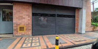 Arriendo Local en patio bonito de 45 m² con frente de 3 m y fondo de 15 m, ubicado en el primer piso de un edificio residencial, ideal para negocios que buscan visibilidad y flujo constante de personas. Cuenta con un baño, piso en cerámica y puerta tipo persiana. Su diseño abierto con pocas divisiones facilita la adecuación para distintos tipos de comercio u oficinas administrativas. Cómo supermercados, cerca al Éxito de la 10, EAFIT y la estación del metro Poblado, lo convierten en una ubicación estratégica. En la vía se encuentran celdas disponibles para parqueo, lo que mejora la comodidad para clientes y empleados. Excelente opción para quienes buscan combinar funcionalidad.