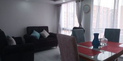 Este apartamento en venta se encuentra en el Conjunto Residencial Natura, ubicado en la ciudadela la Prosperidad I de Madrid. Con una superficie total de 57.92 m², cuenta con 3 habitaciones, 1 baño completo y 1 medio baño. En excelente estado de conservación y construido en el año 2022, este inmueble se caracteriza por su orientación hacia el sur, lo que permite disfrutar de una agradable iluminación natural. Además, ofrece una amplia variedad de servicios y comodidades, como agua caliente individual, balcón, gimnasio, sauna y salón de eventos. El edificio cuenta con zonas verdes, alberca, asador, juegos infantiles y seguridad nocturna. Ideal para familias o personas que buscan un ambiente tranquilo y seguro.   DMH-842
