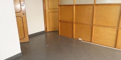 Área  treinta y cuatro metros cuadrados,  pisos baldosa, dos ambientes, un baño, espacio para cocineta. Edificio sin garaje ni ascensor.