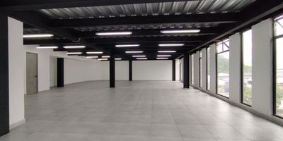 Oficina en Arriendo .Zona Industrial de Belen, Medellin
Area: 200 m
Ubicacion: Cuarto piso
Canon de arriendo: $14.000.000  
Estrato: 3
Estado: Para estrenar.

Caracteristicas destacadas:

Ascensor de carga para facilitar el transporte de mercancia
2 bano
Excelente iluminacion
Ubicacion estrategica cerca de la estacion del metro Industriales
Sobre via principal, con facil acceso a transporte publico
Entorno industrial consolidado, ideal para almacenamiento, logistica o produccion liviana, sirve para bodega.

Esta oportunidad  es perfecta para empresas que buscan un espacio moderno, funcional y bien ubicado en una de las zonas industriales mas activas de Medellin. Su altura y acceso por ascensor de carga permiten operaciones eficientes, mientras que la cercania a vias principales y transporte publico facilita la movilidad del personal y mercancia. 
