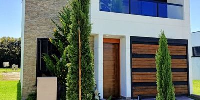 Casa en ARRIENDO/VENTA de 3 habitaciones en el segundo nivel, 2 baños (1 social), sala comedor - chimenea, parqueadero, cuarto útil, circuito de camaras.