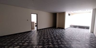 Ofrecemos en alquiler un apartamento amplio y muy bien iluminado, ideal para quienes buscan comodidad y buena ubicación. Cuenta con: Sala-comedor, baño social, tres habitaciones con closet, la principal con baño privado, cocina sencilla con gas, cuarto de servicio con baño y zona de oficios con patio.
No cuenta con parqueadero.
Entorno: Excelente ubicación sobre la Calle 9, cerca a Herpo y al sector comercial de la zona.
(MA-028).