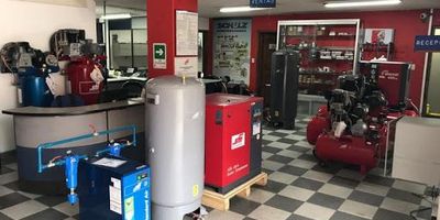 Edificio ubicado en el siete de agosto, cerca a estación de transmilenio de Simón Bolívar, carrera treinta. Edificio de cinco pisos, tiene opción de tres garajes.