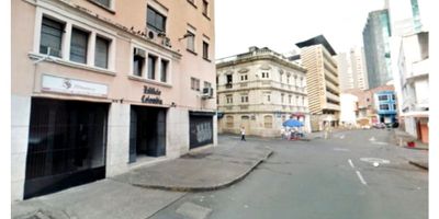 Vendemos Oficina en edificio Colombia, centro de la ciudad de Cali, excelente ubicación  enseguida de las oficinas de la DIAN, área 34 m2, segundo piso. 
