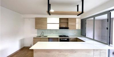 ¡Vive con estilo y comodidad en este espectacular apartamento de 91 m²!

Disfruta de una excelente distribución que combina diseño moderno y funcionalidad:


 
 Cocina abierta tipo isla, ideal para compartir en familia o con amigos
 
 
 Sala-comedor amplia y luminosa
 
 
 Estudio independiente
 
 
 Zona de ropas separada
 
 
 Balcón con vista panorámica, perfecto para relajarte
 


Cuenta con 2 habitaciones, incluyendo una alcoba principal con baño privado y vestier, además de 2 parqueaderos y cuarto útil.

Ubicado en una unidad cerrada con portería 24/7 y completas zonas comunes:
? Piscinas para adultos y niños
?‍♂️ Turco
?️ Gimnasio
? Salón social
? Parque infantil
? Zona de juegos
? Placa polideportiva
? Zona BBQ
?️ Lobby

Excelente ubicación, a pocos minutos de la Avenida El Poblado, cerca de supermercados, restaurantes, colegios, centros comerciales y con fácil acceso al aeropuerto.
