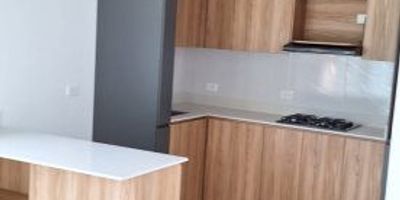 Casa con un área de 96 mt²3 Alcobas ( Alcoba ppal con Vestier ), 1 Baño Social, Balcón, Salón Comedor, Cocina Integral con Barra, Zona de Ropas, Patio y Zonas Verdes.
Parqueadero.
Inmueble cercano a Instituciones Educativas, Transporte Publico, Parques Cercanos, Vía Principales, Zona Comercial, Supermercados y Zona Residencial.