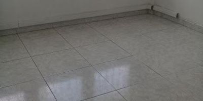 Oficina amplia, buena luz natural.