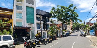 Edificio con 24 aparta-estudios (varios amoblados) con baño privado, cocineta y closet y listos para alqular en rentas cortas (Airbnb y booking) ubicado en zona de alto trafico turistico en barrio Juanambu / Granada al norte de Cali, tiene zona de lavanderia, recepción, un local actualmente alquilado, en piso 6 tiene amplia terraza con jacuzzi y baño turco, el ascensor va de piso uno al sexto. hay oficina de administración con baño, 3 zonas para salas de star, 2 depositos, dispone de todos los servicios publicos, transporte publico con frecuencia cada 20 minutos.
