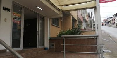 LOCAL PARA EL ARRENDAMIENTO EN EL SECTOR DE LA CAROLA, Inmobiliaria Giraldo Castaño te ofrece local comercial en excelente ubicacion cerca a mall plaza, sector muy comercial, área de 20 mtrs, un baño, cocineta, pisos en cerámica y terraza, servicio de energía y agua compartida