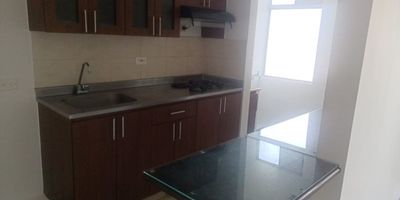 Área 70 mts, cocina integral, 3 alcobas, 2 baños, baño social, 3 closet, sala comedor, estudio, balcon, zona de ropas, garaje sencillo.