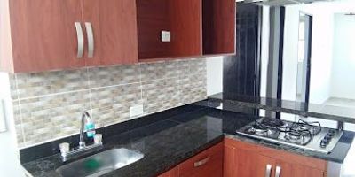  Tu próximo apartamento es un cuarto piso interno en Belén Las Mercedes. Servicios públicos incluidos -agua, electricidad y gas para 2 personas- Luminoso, amplio y en inmejorable ubicación. Este cuenta con 2 generosas habitaciones con closet, 1 baño cabinado de lujo, amplia  sala comedor, cocina integral, zona de ropas, calentador, piso en cerámica y parqueadero cubierto para automóvil. Ubicado en edificio cerca de Los Molinos, metroplus, iglesia, parque, supermercados, Universidad de Medellín, colegios, tiendas, supermercados, parques, múltiples rutas de transporte público y excelentes vías de acceso. Aquí tu mascota es bienvenida. Que vivir bien se te haga realidad de la mano de Arrendamos Ya.