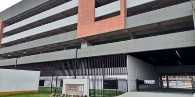 Fascinante apartamento en Madrid para estrenar, con una ubicación ideal para disfrutar en familia. Situado en la Calle 23 con Carrera 9 Este, en la ciudadela Hacienda Los Sauces, sobre la variante MadridFacatativá, cerca del Parque Las Flores y del centro comercial Hacienda Casablanca.El apartamento 1202, con vista panorámica, cuenta con amplios espacios, cocina integral, sala y comedor, donde podrá apreciar los amaneceres y atardeceres de la ciudad. Posee una excelente distribución con tres alcobas, dos clósets y dos baños.El conjunto residencial dispone de parque infantil, portería con recepción, salón social, cancha múltiple, sendero de trote y bicicletero. Cualquier información adicional contáctenos al número 314 3658146 o al correo electrónico german.amorteguiinmobiliariabogota.com El equipo de Inmobiliaria Bogotá está comprometido a brindar una experiencia de vida excepcional para nuestros clientes desde el momento en que se unen a nuestra comunidad.