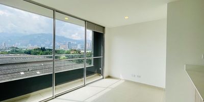 Codigo 28914. Apartamento en venta ubicado en Itagui sector Simon BolivarCaracterísticas principales: • 3 habitaciones (principal con vestier y baño privado) • 2 baños completos • Sala-comedor amplia • Biblioteca o estudio • Cocina abierta integral con mesón en quarztone, cubierta eléctrica y campana extractora • Zona de ropas independiente • Balcón con vista urbana • Parqueadero doble lineal + cuarto útil • Red de gas y servicios públicos completosDescripción: Disfruta de un apartamento para estrenar, con acabados modernos y excelente distribución. Su diseño abierto favorece la iluminación natural, mientras que la cocina y el balcón se integran a un ambiente cálido y funcional. Ideal para quienes buscan vivir cerca de todo en un entorno tranquilo y con proyección de valorización.Entorno: – A 7 minutos caminando de la Estación Envigado – A 5 minutos de la Autopista Sur y Avenida Guayabal – Cerca de Centro Comercial Viva Envigado, colegios, supermercados y transporte público – A 10 minutos del Parque Principal de ItagüíZonas comunes: Portería 24 horas, lobby, coworking, gimnasio, piscinas para adultos y niños, zona de mascotas, cancha, parque infantil, salón social, salón de juegos, sauna y turco. (En proceso de construcción)Valor de venta: $546.700.000 Administración: $280.000 aprox. Disponibilidad: inmediata