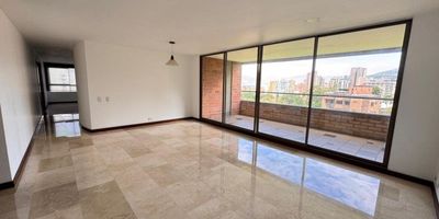 Se arrienda apartamento en poblado, Barrio los balsos, cerca del centro comercial santa fé. Área de 144 m, 3 alcobas más alcoba de servicio, 3 closet, 1 vestier, 3 baños, cocina integral, sala comedor, 2 balcones con excelente iluminación natural, zona de ropas independiente. Unidad completa, ascensor, parqueadero doble, portería 24 horas. Cerca de supermercados, transporte público, parques, colegios y centros comerciales.