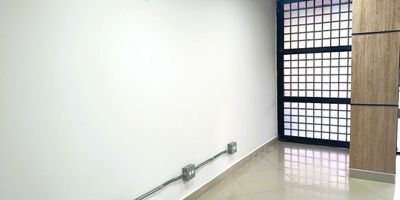 Alberto Alvarez ofrece en arriendo Moderno local situado en el sector de Suramericana cerca a la calle Colombia, en el cual se ha consolidado una masiva propuesta hotelera y gastronomica, su ubicacion asegura un facil acceso y una rapida movilidad, cuenta con una excelente facilidad de transporte publico y permite acceder a una amplia variedad de oferta comercial, gastronomica, institucional, educativa y de diferentes servicios. Su proximidad a vias arterias como la calle Colombia, la carrera 65 y la autopista regional permite desplazarse con facilidad a cualquier punto del area metropolitana y regiones cercanas. Que esperas para contactarte con nuestros asesores?