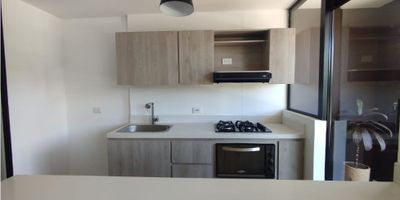 se renta hermoso apartamento en el retiro con un area de 90m2 distribuidos en sala comedor ,cocina integral, zona de ropas, baño social completo, 3 habiatciones,2 closet, un vestier y baño privado cuenta con parqueadero cubierto y cuarto util, vigilancia 24/7.

asesor: Juan Hernandez

celular: 3006663289

codigo wasi: 9568363
