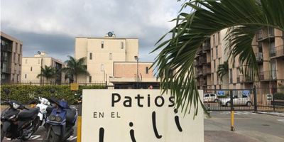 Se vende apartamento al sur de la ciudad de cali, barrio valle del Lili, 69 metros, quinto piso con ascensor, cuenta con dos habitaciones con closet, principal con baño privado, baño social, estudio o tercera habitación opcional, zona de oficio aparte de la cocina, balcón, cocina integral, parqueadero propio, piscina para adultos, piscina para niños, zona infantil, salón social, parqueadero para visitantes,rodeado de parques, cerca de centros comerciales, jardín plaza, clínicas, universidades, transporte público cercano, sector de alta valorización.cod 9519910
