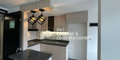 Se arrienda cómodo apartamento para estrenar, ubicado en un sector tranquilo de Rionegro. El inmueble cuenta con dos habitaciones, cada una con su respectivo clóset; la habitación principal dispone de baño privado con cabina en vidrio templado.
Amplia sala comedor, cocina integral con barra americana, zona de ropas con calentador y balcón con agradable vista al sector.

El apartamento se destaca por su excelente iluminación natural, su ambiente acogedor y su ubicación privilegiada, cerca de supermercados, cómodas vías de acceso y rutas de transporte público.