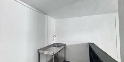 ¡Excelente oportunidad para tu negocio en Medellín! Se arrienda amplio local comercial ubicado en estratégico sector del municipio de Medellín, a pocos minutos del aeropuerto, lo que garantiza una alta visibilidad y flujo constante de personas. Este local, situado en esquina y en primer piso, se convierte en una vitrina perfecta para atraer clientes y potenciar tus ventas.

 

Cuenta con 48 m² muy bien distribuidos, ideales para diversos tipos de comercio o servicios. Dispone de una habitación o espacio privado que puede funcionar como oficina o bodega, un baño, cocina sencilla para apoyo operativo y un amplio ventanal que permite excelente iluminación natural, brindando una sensación de amplitud y comodidad.

 

El piso en cerámica facilita la limpieza y mantenimiento, y su ubicación en estrato 4 representa un entorno seguro y de buena proyección comercial. Este local es perfecto para emprendedores, pequeñas empresas o negocios en crecimiento que buscan posicionarse en un punto de alto tráfico y fácil acceso.

 

¡No pierdas esta gran oportunidad de instalar tu negocio en un lugar con ubicación estratégica y gran potencial comercial! Contáctanos para conocerlo y dar el próximo paso hacia el éxito de tu proyecto.


CODIGO RL0208
