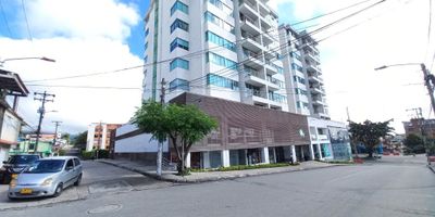 Código interno 13872. Apartamento en venta Conjunto Cerrado ubicado sobre Pedro Tafur, en el sector encontramos: Droguerías, Ferreterías, Restaurantes, Supermercados Makro, D1, Éxito de la 80, Homecenter, transitan las siguientes rutas: 43, 18, 14, 90 cómodas vías de acceso. El inmueble se encuentra distribuido: Sala comedor, tres habitaciones con closet, la principal con baño, cocina integral, zona de ropas, baño, parqueadero cubierto, deposito. El conjunto cuenta: Gimnasio, sauna, piscina, baños, salón social, vigilancia 24 horas. El valor de la administracion $ 366.000