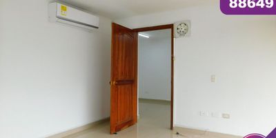 Local en arriendo en centro comercial, ubicado en la ciudad de Barranquilla, en el sector barrio San vicente consta de un area 32m2, sector con alto flujo vehicular y peatonal, agradable,comercial cerca de bancos y con facil acceso